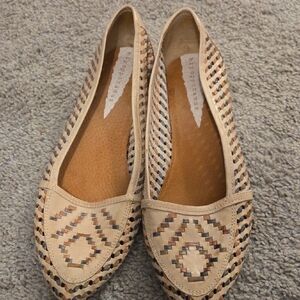 Patterned Beige and Brown Flats (K21)